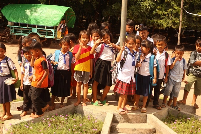 Vàng trắng cao su Việt trên đất Campuchia: Tuk tuk học trò giữa rừng xanh